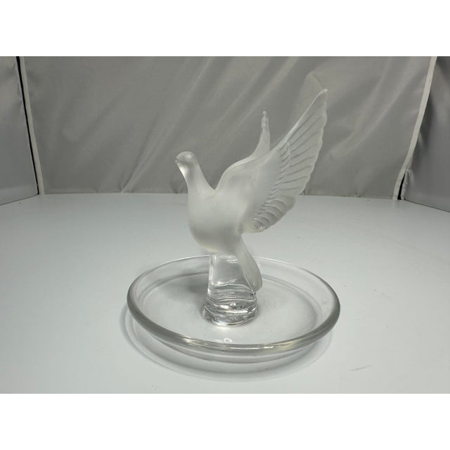 French Mid 20th Century Lalique Frosted Crystal Dove Ring Tray - Thalie France For Sale - Image 3 of 10