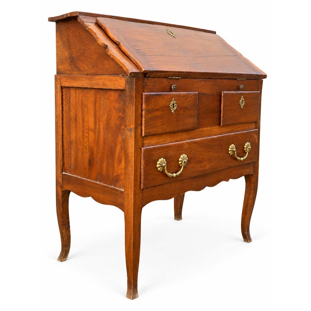 Louis XV style secretary desk in brown-stained walnut, 19th century. Dimensions: Height 94 cm, Length 83 cm, Depth 44 cm.