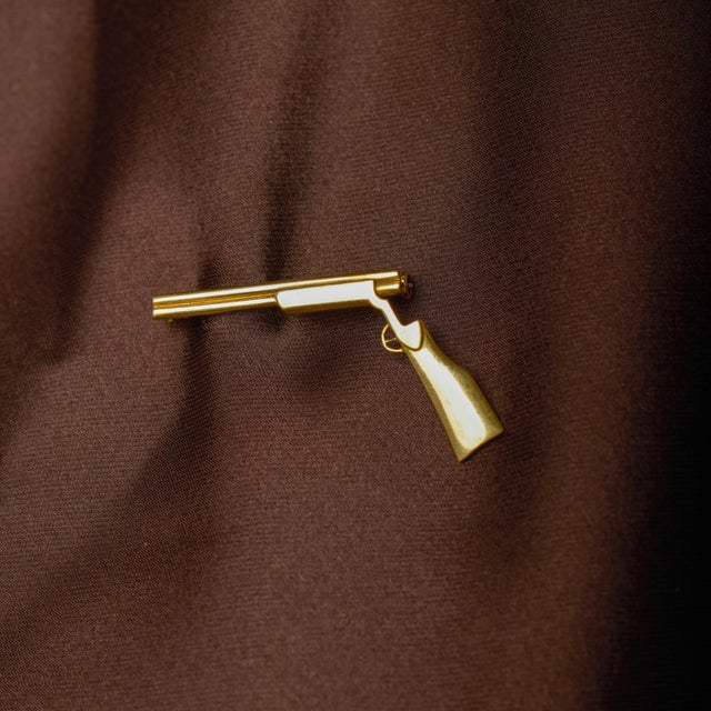 1990s 1990s Mellerio French Rifle 18k Yellow Gold Brooch For Sale - Image 5 of 6