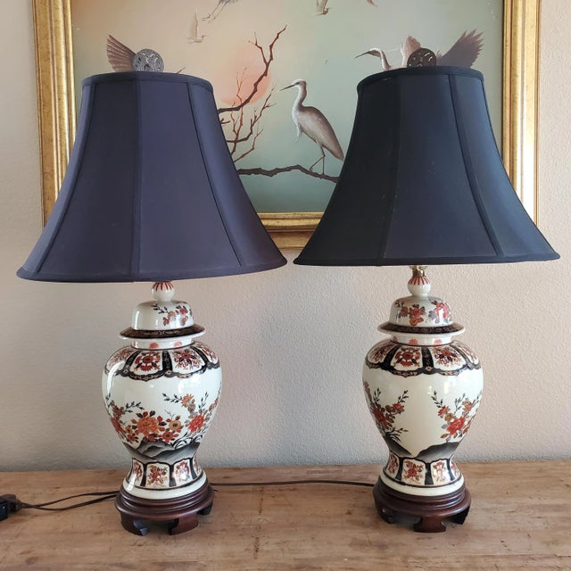 1970s Vintage Pair of Japanese Asian Imari Porcelain Table Lamps For Sale - Image 5 of 12