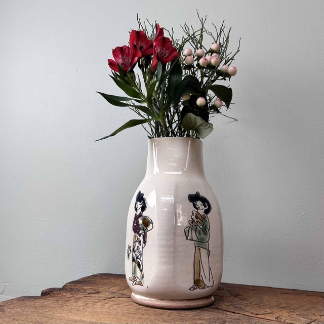 A very rare ikebana flower vase, attributed to Sakujiro Terao (紫原窯, Murasakihara kiln). The accompanying original leaflet...