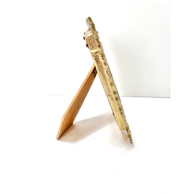 Hollywood Regency Gilt Feather Picture Frame – Vintage Gold Leaf Palm Beach Glam Tabletop Frame For Sale - Image 4 of 8