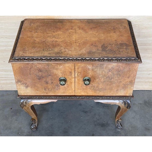 Neoclassical Early 20th Century Italian Bedside Tables in Light Oak with two doors, A Pair For Sale - Image 3 of 18