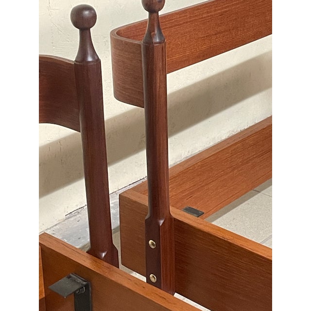 Mid-Century Modern Vintage Teak Single Beds by Fratelli Proserpio, 1960s, Set of 2 For Sale - Image 3 of 18