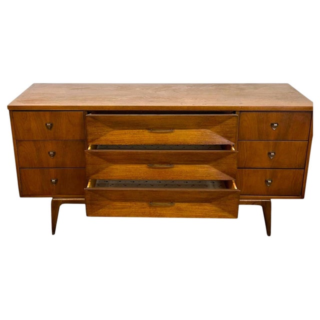 Mid-Century Modern Nine-Drawer Dresser or Credenza With Diamond Faceted Drawers. For Sale - Image 4 of 8