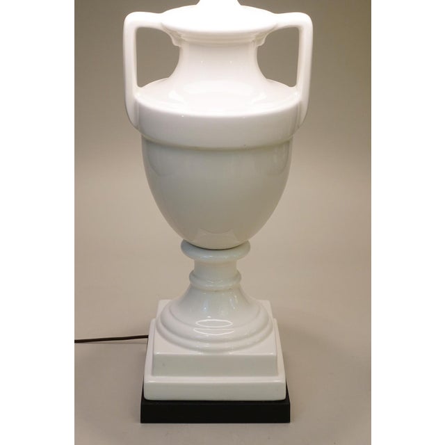 Off-white X Large Hollywood Regency Neoclassical Modern Trophy Urn Porcelain Ceramic Table Lamp 1960's For Sale - Image 8 of 12