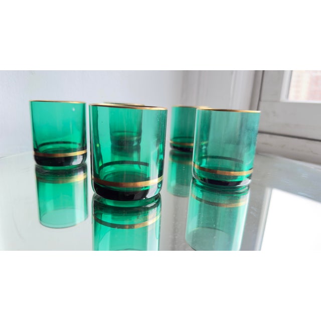 1950s Mid-Century Modern Emerald Green Whiskey Glasses With Gold Rim - Set of 5 For Sale In New York - Image 6 of 9