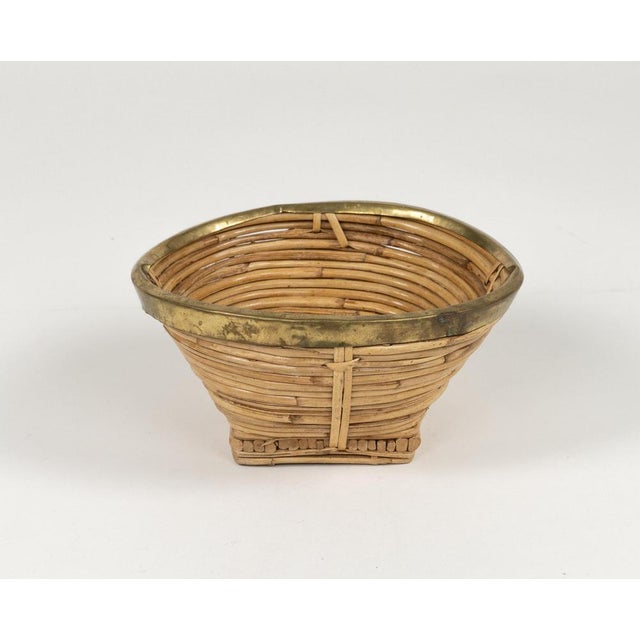 Midcentury beautiful bowl or vide-poche in rattan, wicker and brass. Made in Italy in the 1970s.