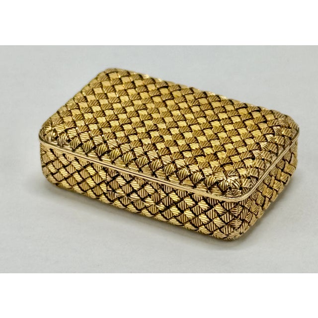 French Circa 1950 Van Cleef & Arpels 18k Basketweave Pill Box For Sale - Image 14 of 14