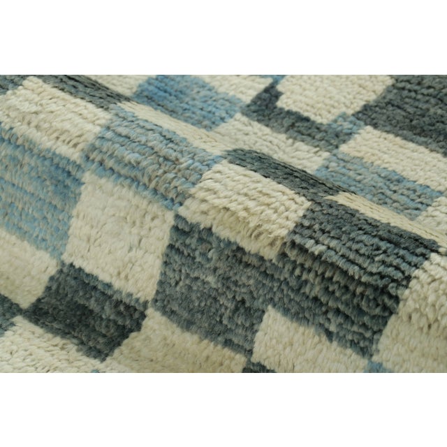 Textile Rug & Kilim’s Modern Rug in Cream, Gray and Blue Abstract Pixelated Pattern For Sale - Image 7 of 7