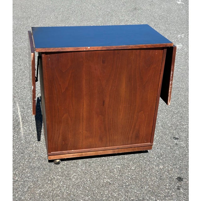 Wood Attributed to Jack Cartwright for Founders Mid-Century Modern Walnut Rolling Buffet Server or Bar Cart, 1960s For Sale - Image 7 of 7