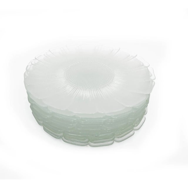 Mid Century Modern Textured Clear Glass Flower Shaped Large Dinner Plates - 16 Pieces For Sale - Image 4 of 4