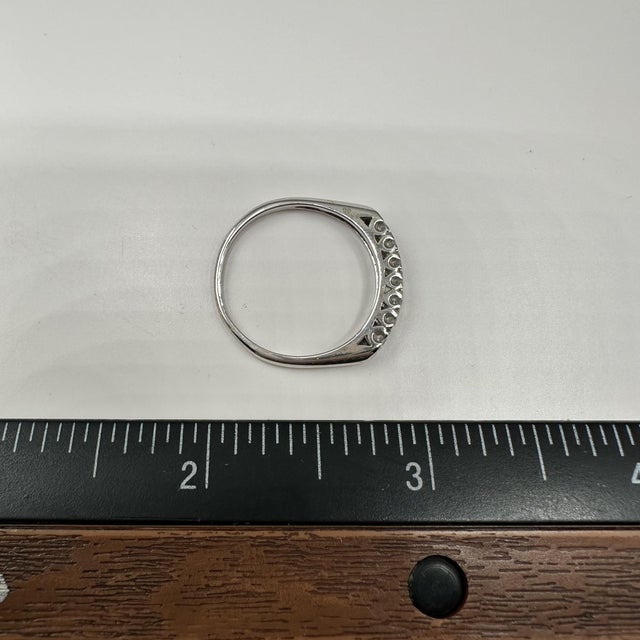 Early 21st Century 7 Stone Diamond Ring in 14kt White Gold – 0.30ctw Gh vs/Si Diamonds, Size 9 For Sale - Image 5 of 5