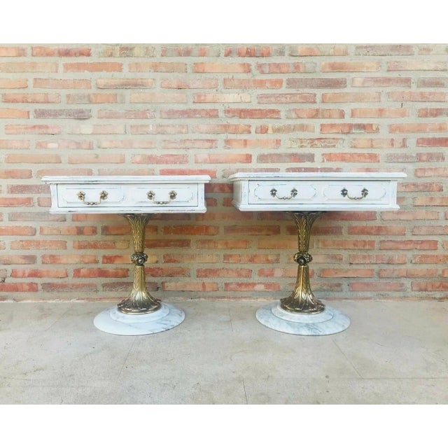 White Pair of Neoclassical Pedestal Nightstands, Mid-20th century For Sale - Image 8 of 13
