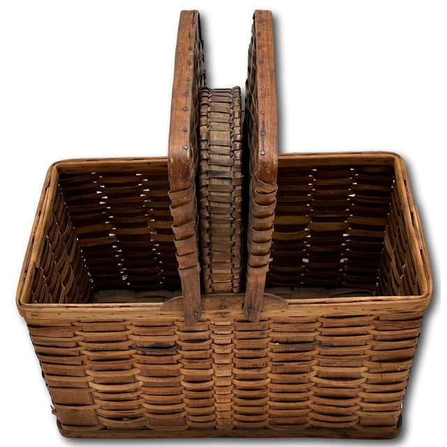 American Outstanding Antique American Pennsylvania Amish Hand Woven Alder & Ash Wood Splint Picnic Basket Circa Late 1800s For Sale - Image 3 of 18