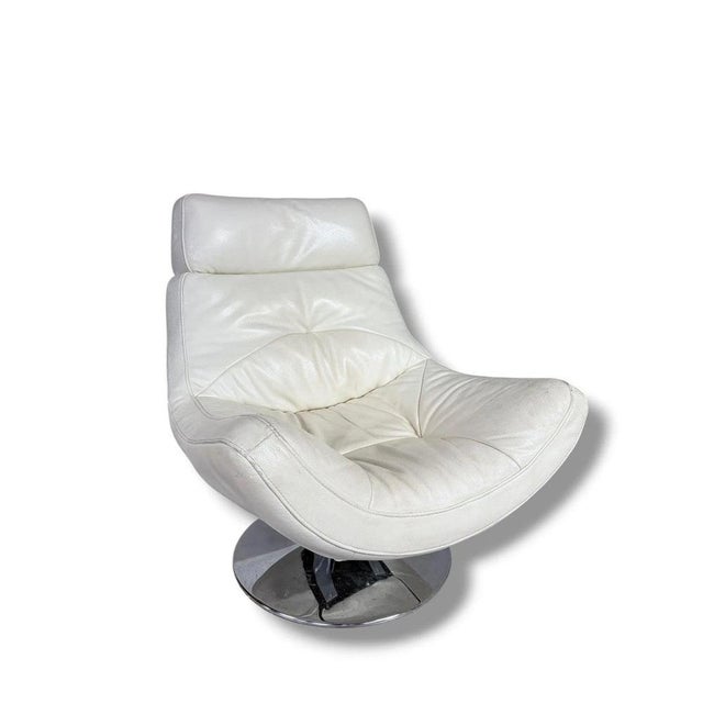 This vintage swivel lounge chair from the 1970s is a stunning mid-century modern furniture piece that combines style and...
