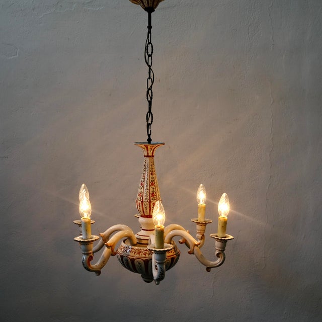 Beautiful 6-arm ceramic chandelier, with very delicate and elegant floral decorations. C7896 Dimensions: Maximum height 94...