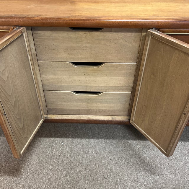 1960s Mid-Century Dresser with 2 Nightstands - Set of 3 For Sale - Image 10 of 12