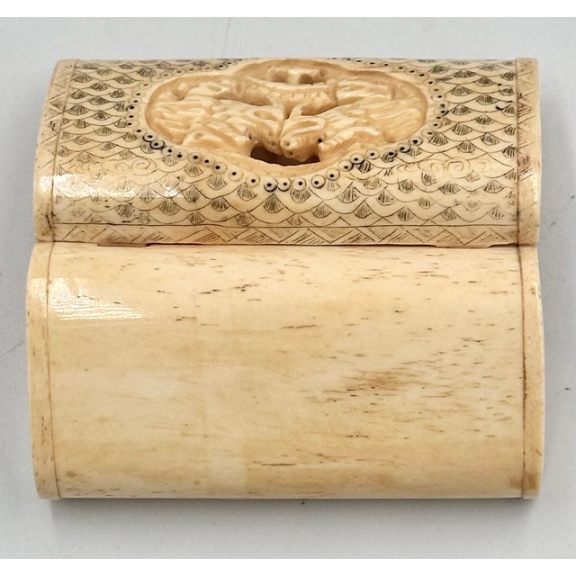 Chinese Antique Chinese Hand Carved Dragons Bovine Bone Snuff Pill Trinket Box 19c For Sale - Image 3 of 10