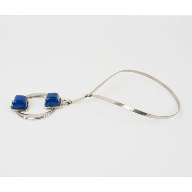 Metal Mid Century Space Age Collar Pendant Necklace Silvered Metal and Blue Resin For Sale - Image 7 of 8