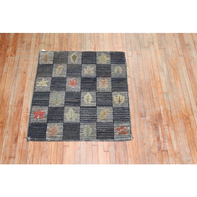 Mid 20th Century Floral Leaf Design American Hooked Scatter Rug For Sale - Image 14 of 18