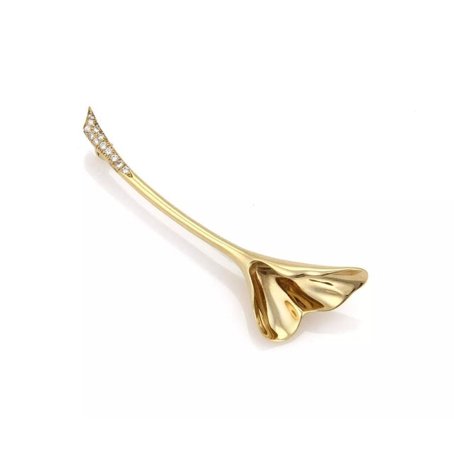 This is a charming authentic brooch from Tiffany & Co. is from the Ginkgo Lilly collection. it is crafted from 18k yellow...