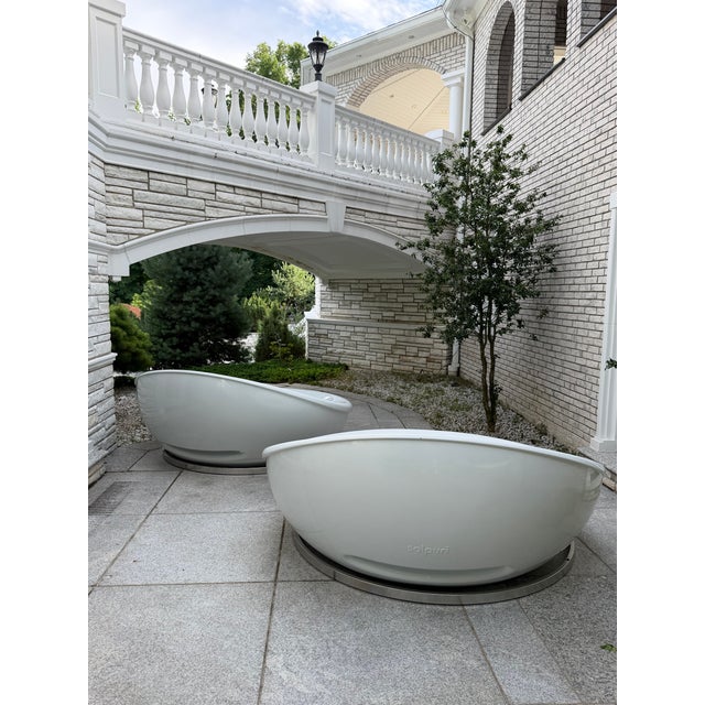 White Pair of Solpuri “Lagoon” Outdoor Swivel Daybeds by Klaus Nolting For Sale - Image 8 of 18
