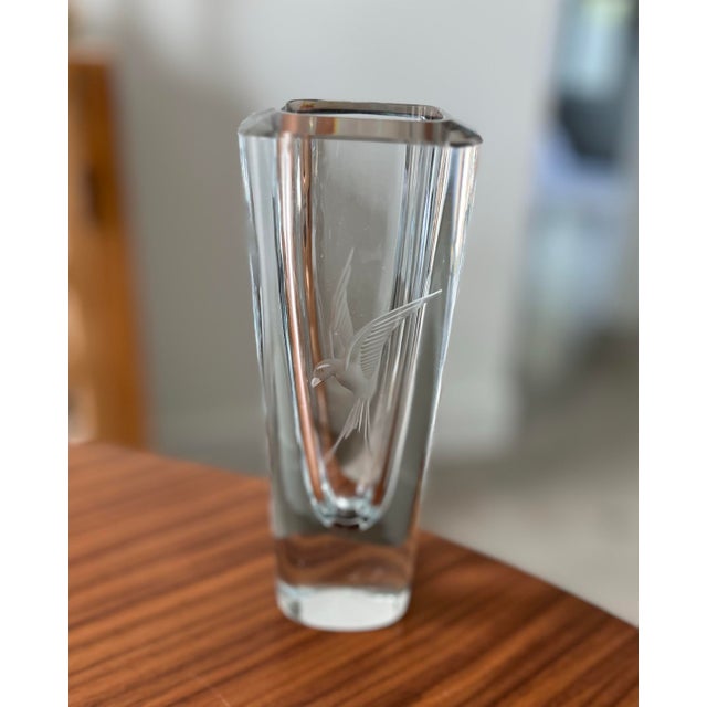 Strombergshyttan 1960s Strombergshyttan Etched Hummingbird Art Glass Vase-Sweden For Sale - Image 4 of 10