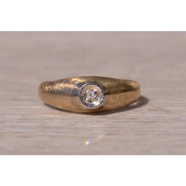 Contemporary The Russellville: Childrens Diamond Ring in Yellow gold For Sale - Image 3 of 10