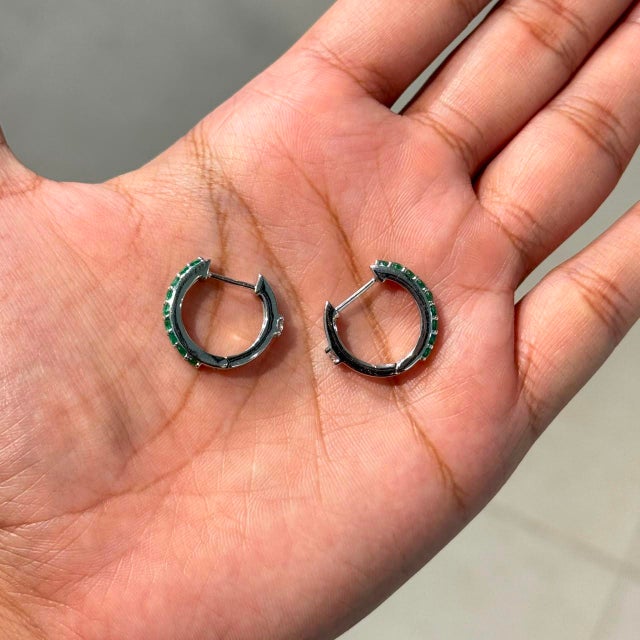 VRJewels Round Cut Emerald & Diamond Transitional Hoop Earrings in 18k Gold- A Pair For Sale In New York - Image 6 of 17