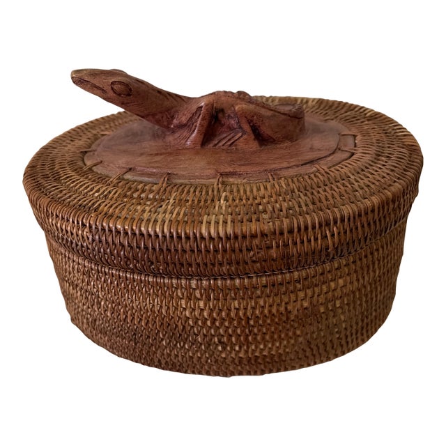 Vintage Wicker Basket W/ Lizard Top For Sale