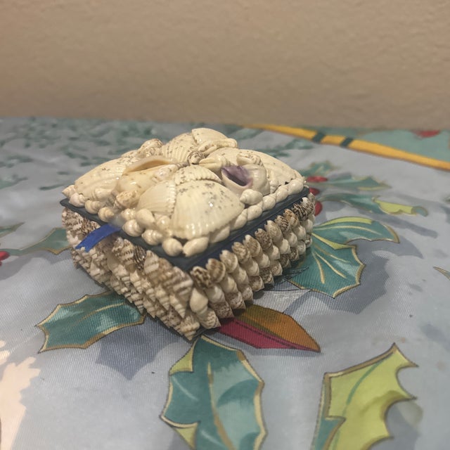 1970s Vintage Seashell-Encrusted Miniature Trinket Box, Mid-20th Century For Sale - Image 5 of 7