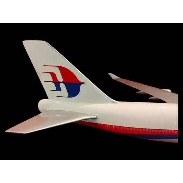 Large travel agency airplane from the 70s. Very nice airline airplane: Malaysia. Wings and metal base are removable....