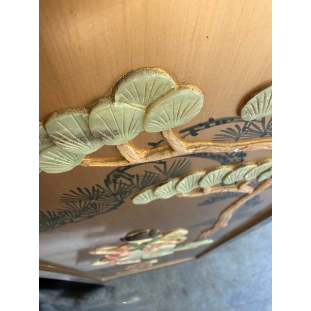 Chinoiserie Vintage 34” Hong Kong Mother of Pearl Shell Inlay Asian Lady Wall Plaques Gold Chinoiserie – Pair For Sale - Image 3 of 10