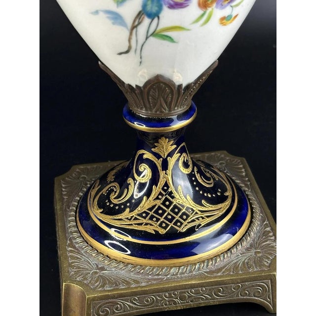 French Lidded Porcelain Vases with Hand-Painted Floral Bouquets and Gilding in the style of Sèvres, 1900s, Set of 2 For Sale - Image 6 of 10