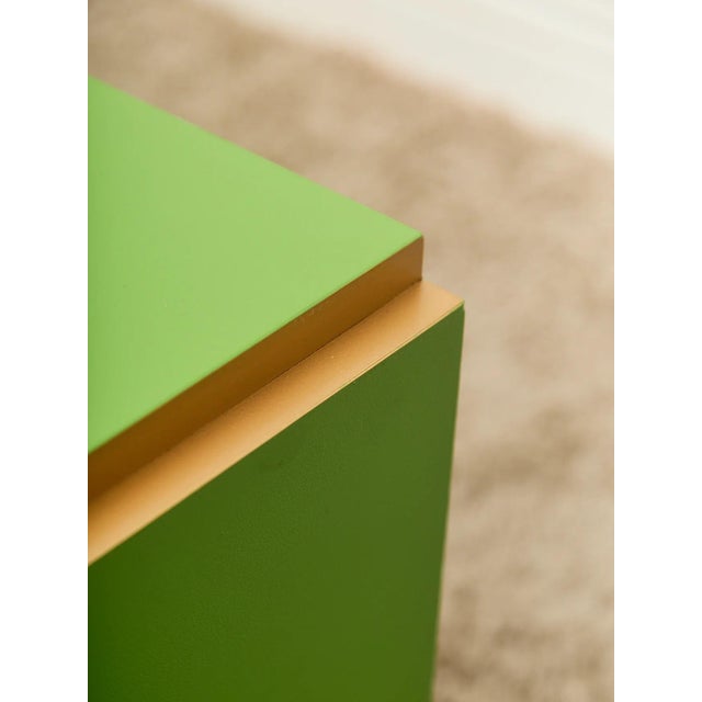 Low Profile 1970’s Kelly Green and Brass Nightstands For Sale - Image 4 of 8