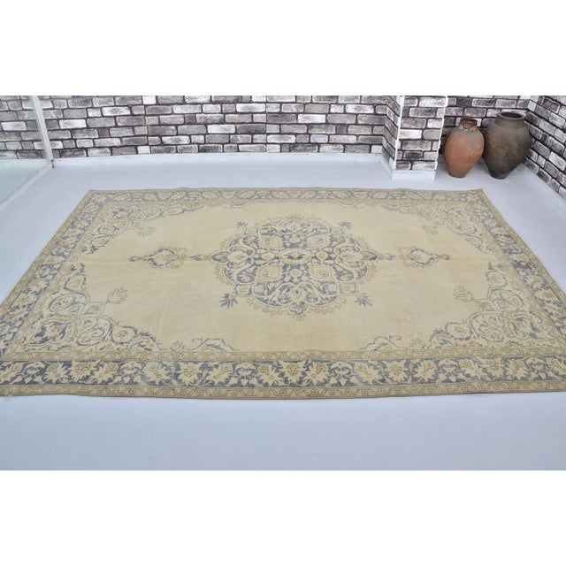 Turkish 1950s Oversize Anatolian Madaliion Rug For Sale - Image 3 of 10
