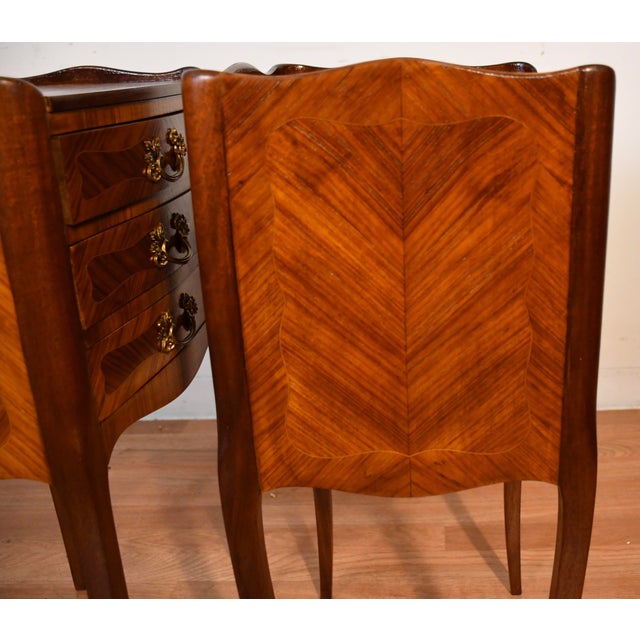 1910 Antique French Louis XV Satinwood Inlaid Pair of Nightstands Bedside Tables For Sale - Image 13 of 16