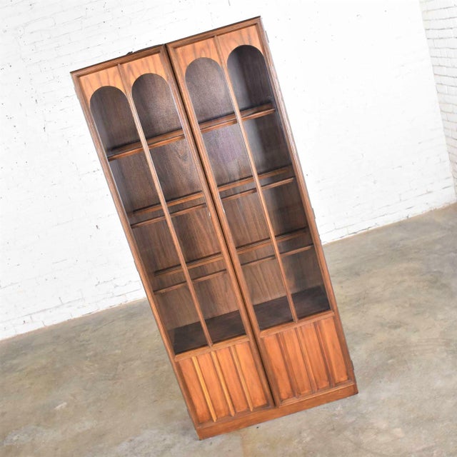 Keller Furniture MCM Lighted Display Bookcase Style of Broyhill