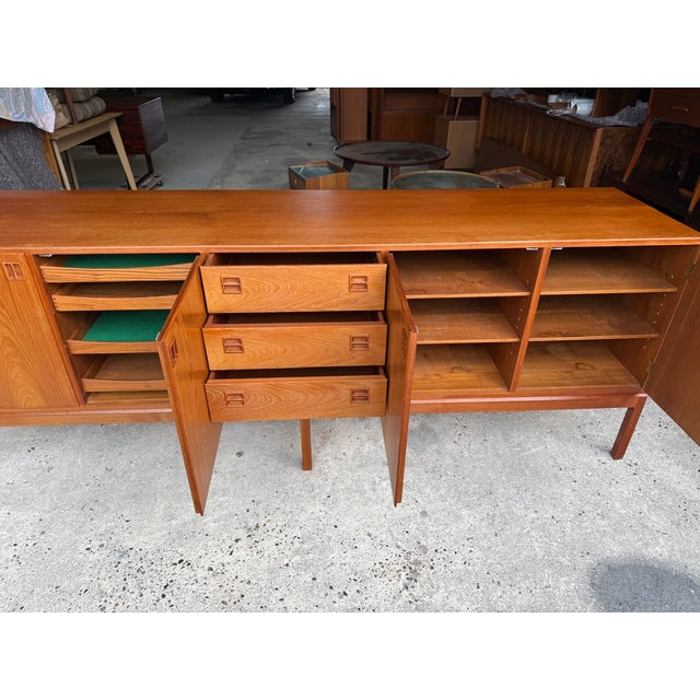 Johannes Andersen Long Mid-Century Modern Danish Teak Sideboard by Johannes Andersen for Bernhard Pedersen, 1960 For Sale - Image 4 of 8
