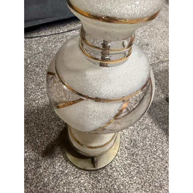 1960s Vintage Hollywood Regency Textured Glass & Aged Brass Table Lamp For Sale - Image 5 of 6