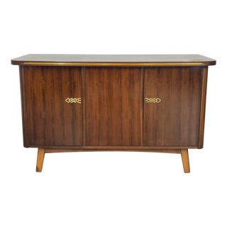 Mid-Century Modern Chest of Drawers For Sale
