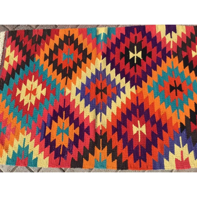 Mid-Century Modern 1960s Vintage Turkish Kilim Rug - 35" X 49" For Sale - Image 3 of 10