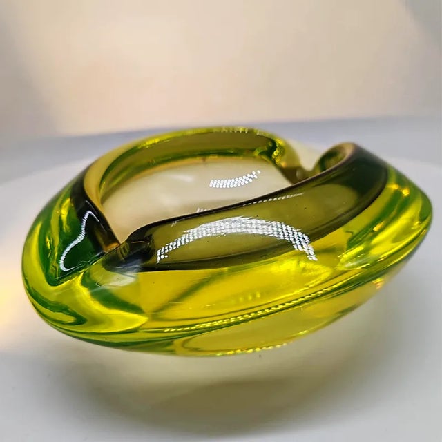 1960s Large Ashtray in Uranium Murano Glass. Made in Italy. For Sale - Image 4 of 9