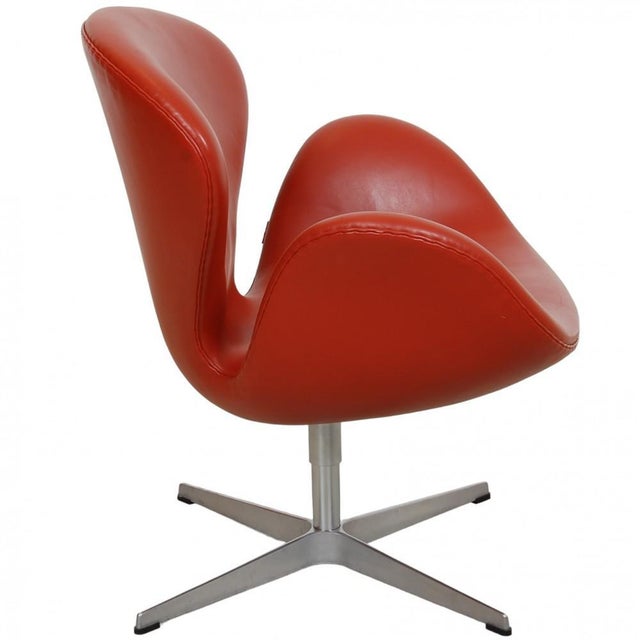 Swan Chair in Original Red Leather by Arne Jacobsen, 2000s For Sale - Image 3 of 18