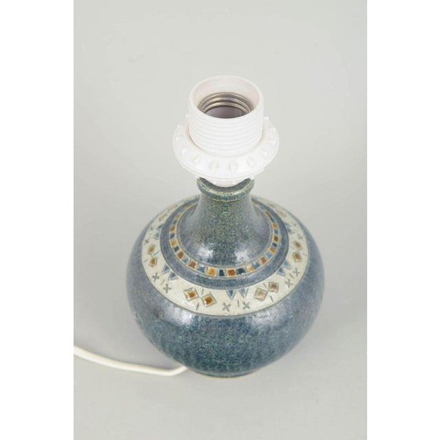 Yngve Blixt for Höganäs, table lamp. Decorative table lamp in stoneware with characteristic textured surface and green...