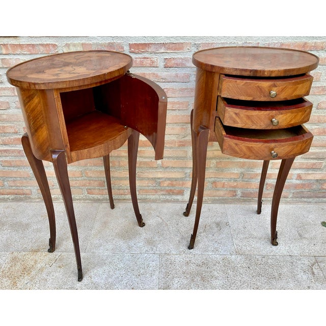 1930s Pair of French Louis XV Style Marquetry Nightstands With Drawers and Cabinet For Sale - Image 9 of 15