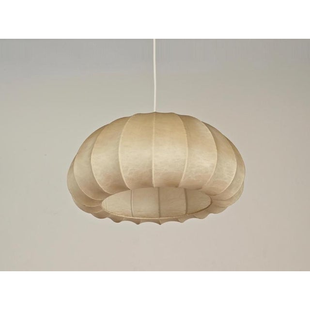 Mid-Century Modern Beige Flat Dome Cocoon Pendant Light by Achille Castiglioni for Hille, Italy, 1960s For Sale - Image 6 of 10