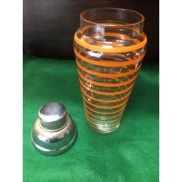 This stylish large Art Deco Anchor Hocking cobbler-style cocktail shaker is in the "Banded Rings" or "Rings" pattern....