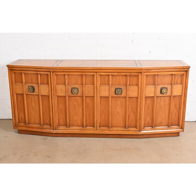 An exceptional Mid-Century Modern sideboard, credenza, or bar cabinet In the manner of Henredon Retailed by high-end...